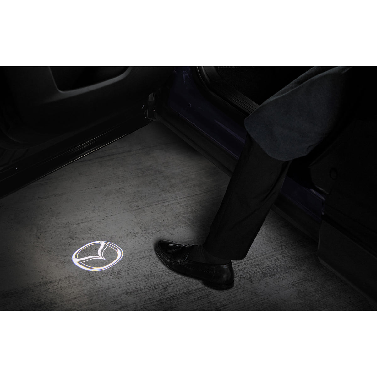 Luz de bienvenida con el logotipo de Mazda | Mazda CX-5 (2026)