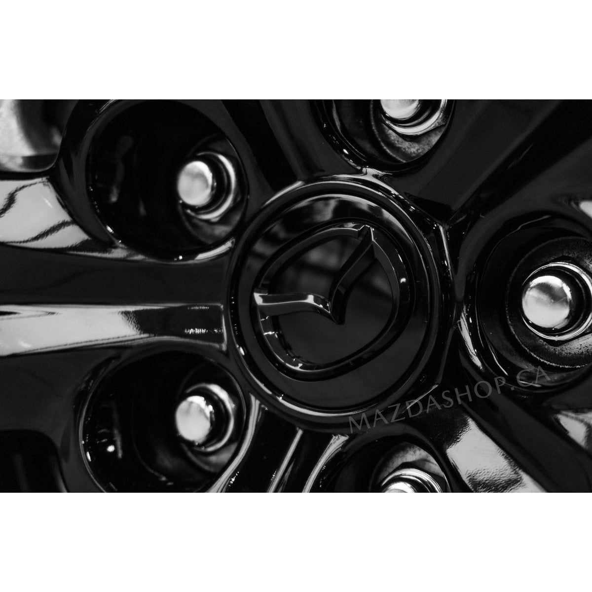 Tapa central — Negro brillante, emblema negro | Mazda (VH40-37-190)